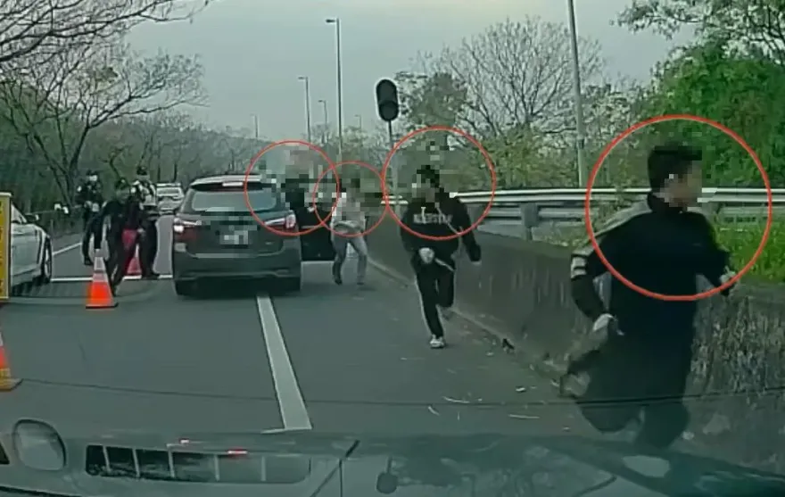 影/台76快臨檢「6猴下車狂竄」跳邊坡　警看傻眼