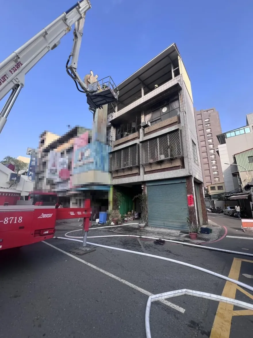 鳳山透天厝突爆惡火　22人急援幸無傷亡