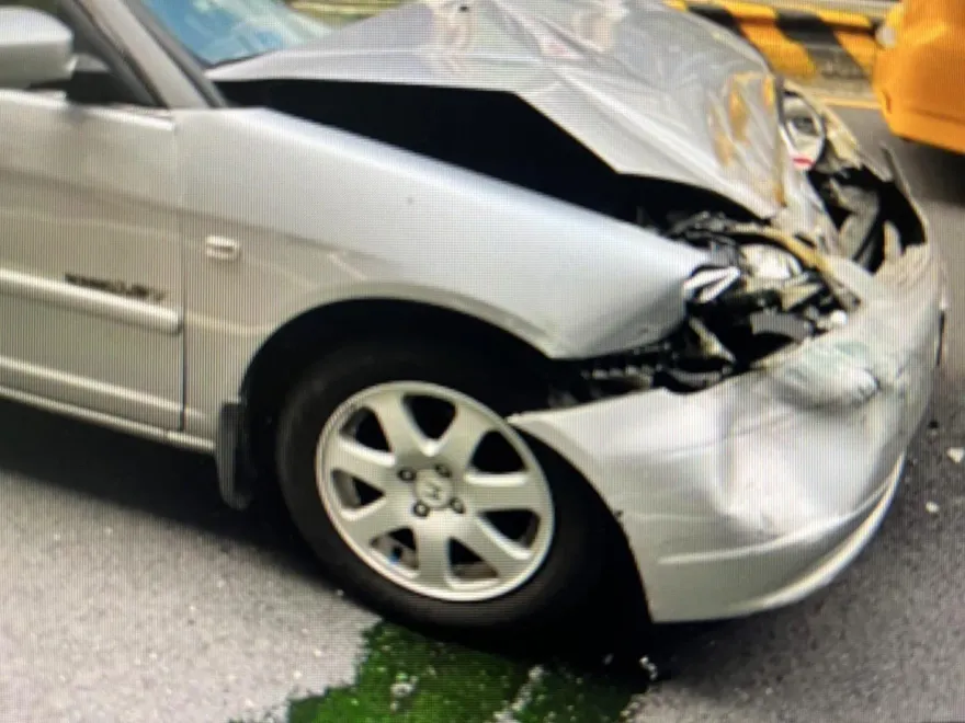 台南男打盹「停紅燈追撞前車」　車頭全毀、機油瀉一地