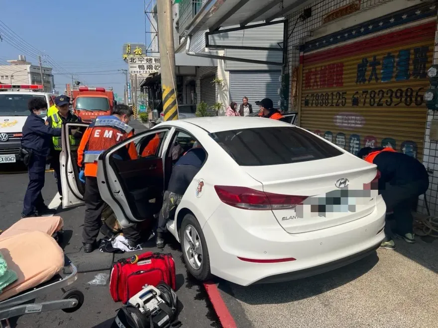 影/撞壞家門仙人掌！台南學甲車禍　3人受傷送醫
