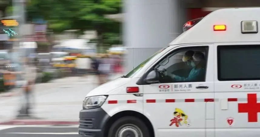 新北瑞芳男失控持刀亂揮！醫護人員中刀下體濺血　兒子阻止也遭波及