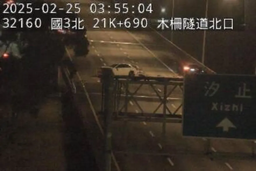 國3北向木柵段嚴重車禍！　「車頭全毀」打橫路中央