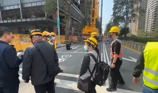 台中新光三越氣爆才過12天！百貨聞瓦斯味　消防急衝現場