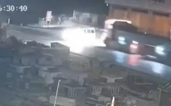 影/剛轉彎…遭大卡車猛撞「頂出數十米」　陸6女工慘死廂型車上