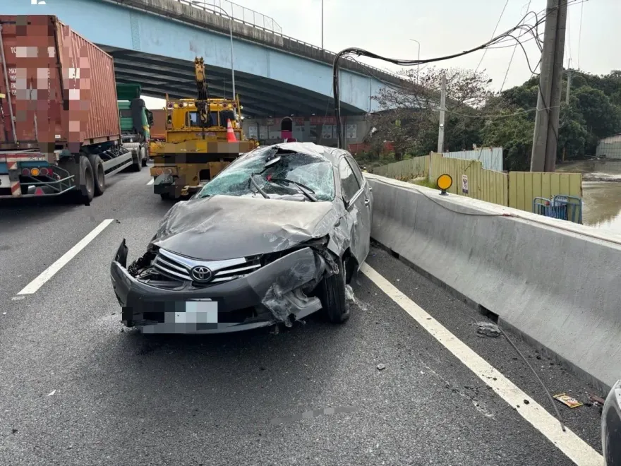 影/國1嘉義段轎車蛇行自撞　人車「翻滾10圈」超驚悚