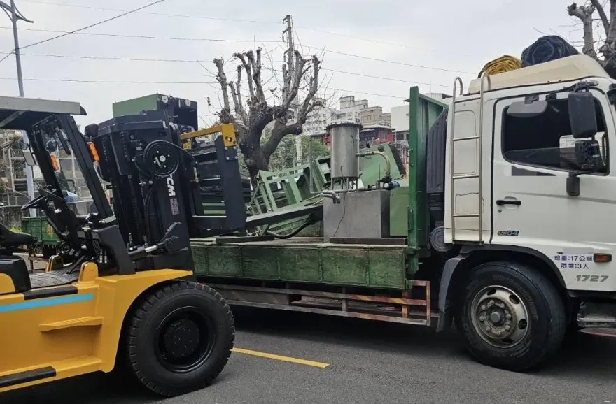 新北工安意外！堆高機卸貨機械翻覆　駕駛遭壓眼球噴出命危