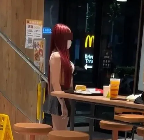 疑成人平台紅髮女模趴速食店脫褲裸拍　網轟：挑戰道德底線