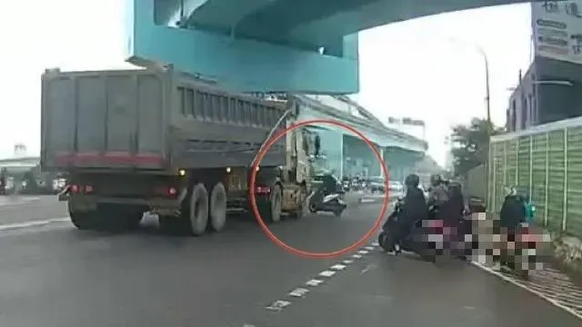 影/土城死亡車禍！曳引車闖紅燈撞死綠燈行機車騎士