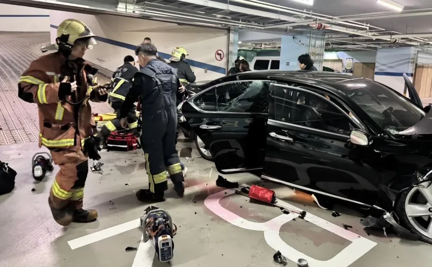 林口百萬轎車停車場暴衝撞柱　滿地紅色液體3人送醫