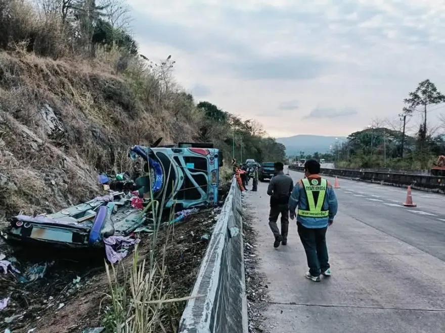 煞車失靈！泰旅遊巴士失控翻車墜溝　慘釀18死23傷
