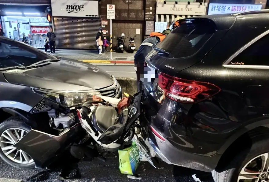 北市車禍！內湖2車追撞機車遭「夾擊」壓扁　騎士骨折送醫
