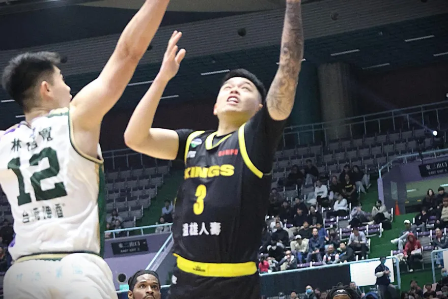 不愧是「新北塔圖姆」！陳俊男霸氣上籃殺死比賽　率國王3分險勝雲豹