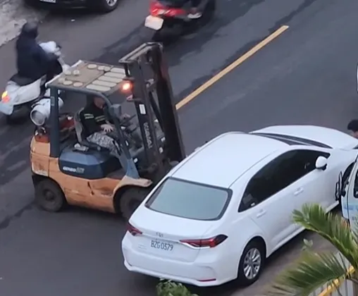 霸王車橫擋出入口！堆高機開大絕「整輛鏟起」　網狂讚：真療癒