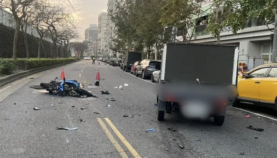 影/北市重大車禍！萬華小貨車正面對撞機車　騎士頭部重創死亡