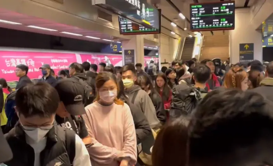 影/228連假啟動「北車人潮塞爆」！高鐵啟動管制措施