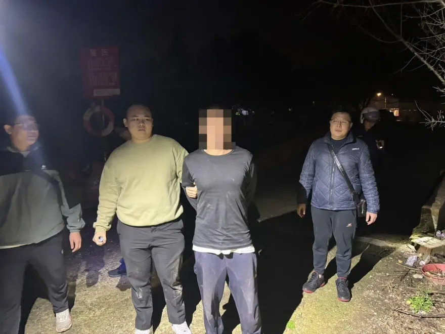 影/桃園銀樓遭劫50萬！搶匪逃亡12小時　躲水池狼狽被逮