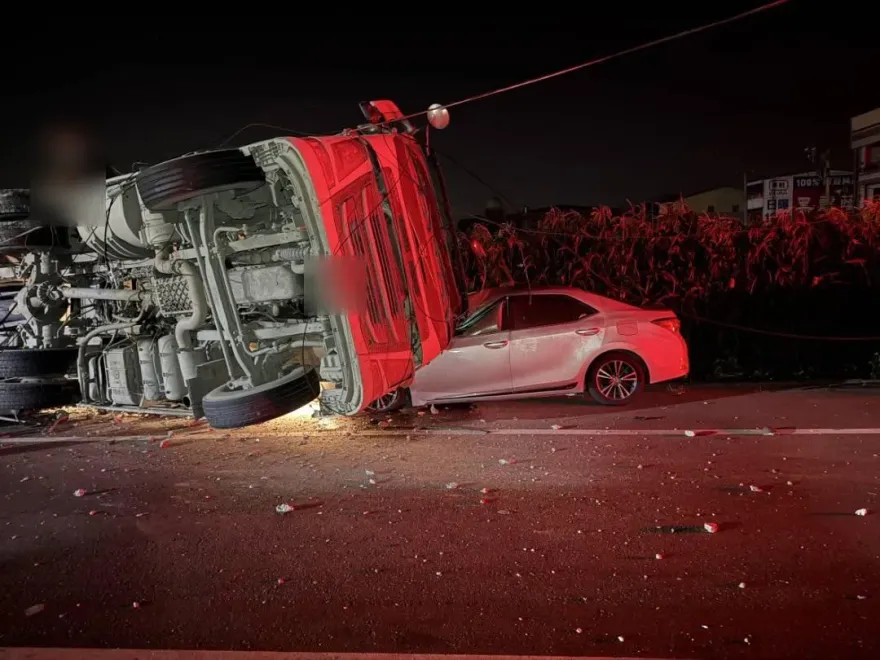 嘉義驚悚車禍！砂石車翻覆轎車慘遭墊背　30歲男駕駛受傷