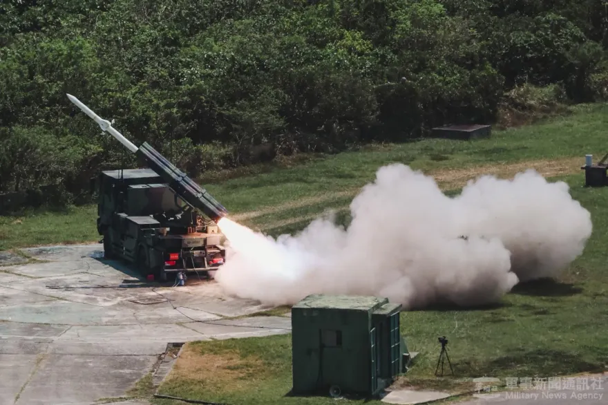 屏東九鵬基地操演　陸軍陸射劍二飛彈首度公開實彈射擊
