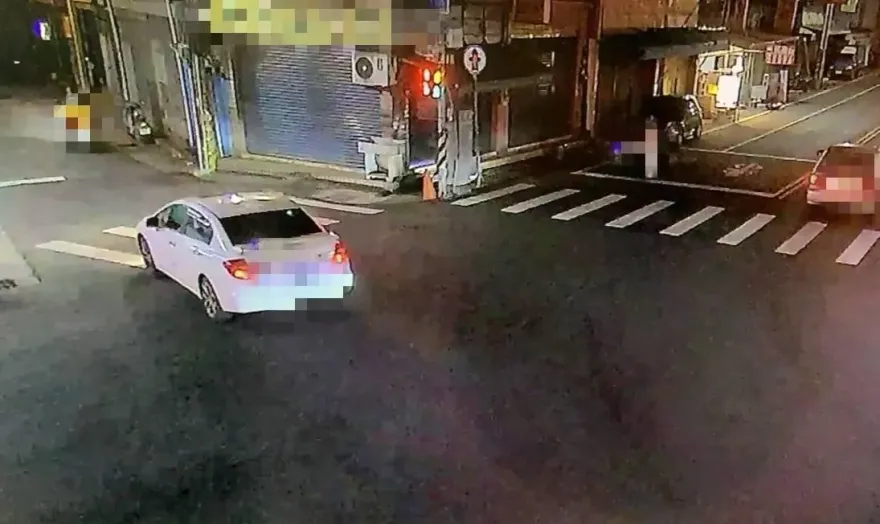 影/台中男拒攔檢！駕自小客撞警釀傷　警機密資料險外洩