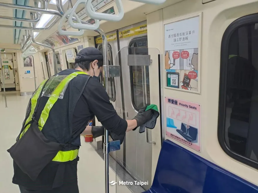 北捷車廂為何如此乾淨？官方曬「深夜背影照」解答了