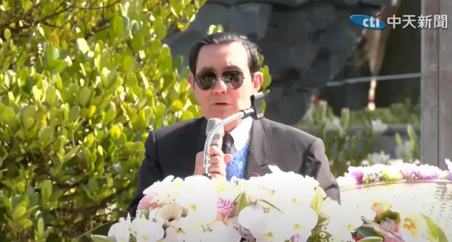 228紀念日熱如夏！馬英九穿「藍色毛背心」出席活動　背後原因有洋蔥