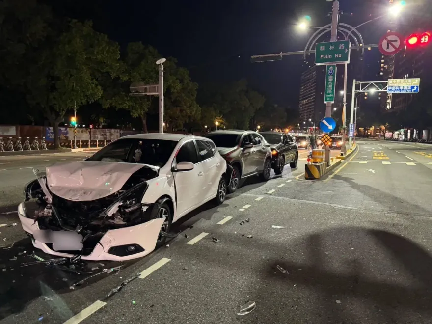 影/台中30歲男猛撞待轉車「三車遭殃」　事後竟說：我不記得了