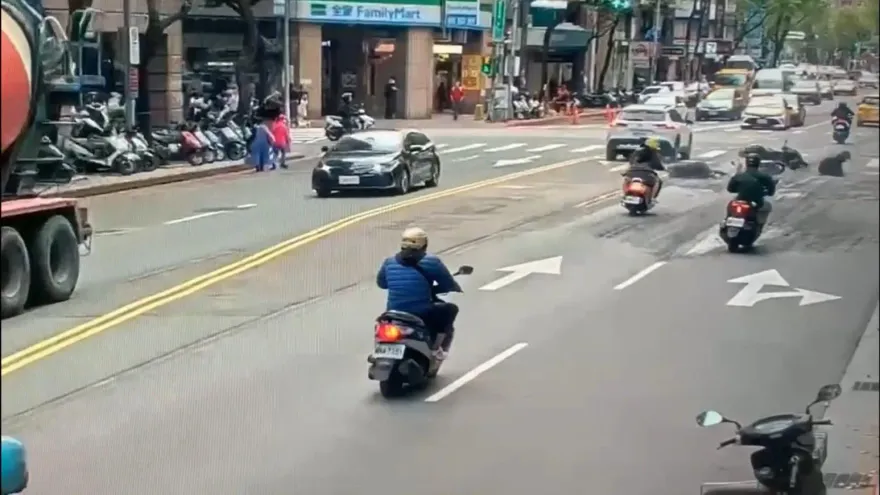 影/狼狽畫面曝！北市砂石車廢土滲漏　8分鐘後4騎士雷殘