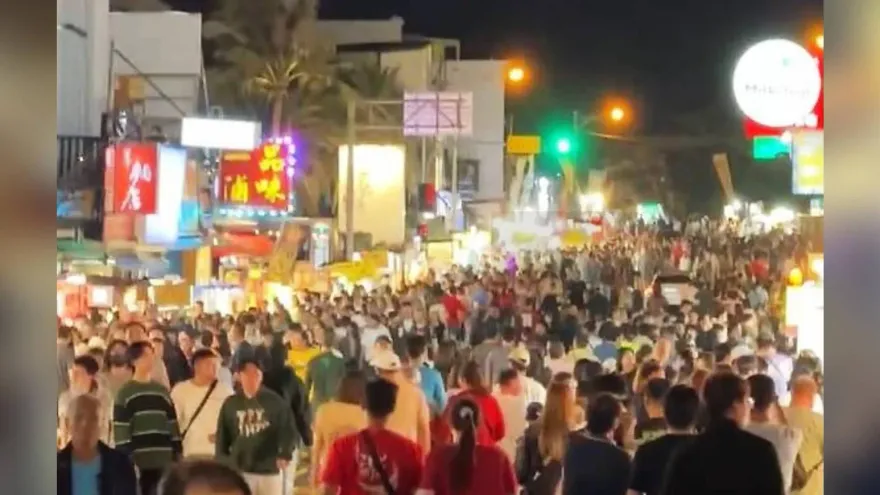 影/墾丁大街人潮擠爆！盛況如過年　「滿滿都是頭」壯觀畫面曝