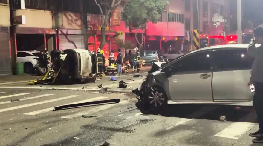 影/閃紅燈未停遭撞致死！台中40歲男受困車內　民眾驚見堂弟