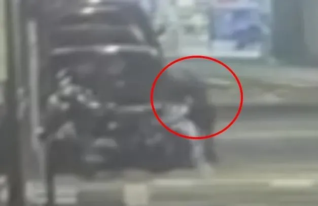 影/求職不順！失業男台大旁「骨牌式」推倒車　釀11車受損