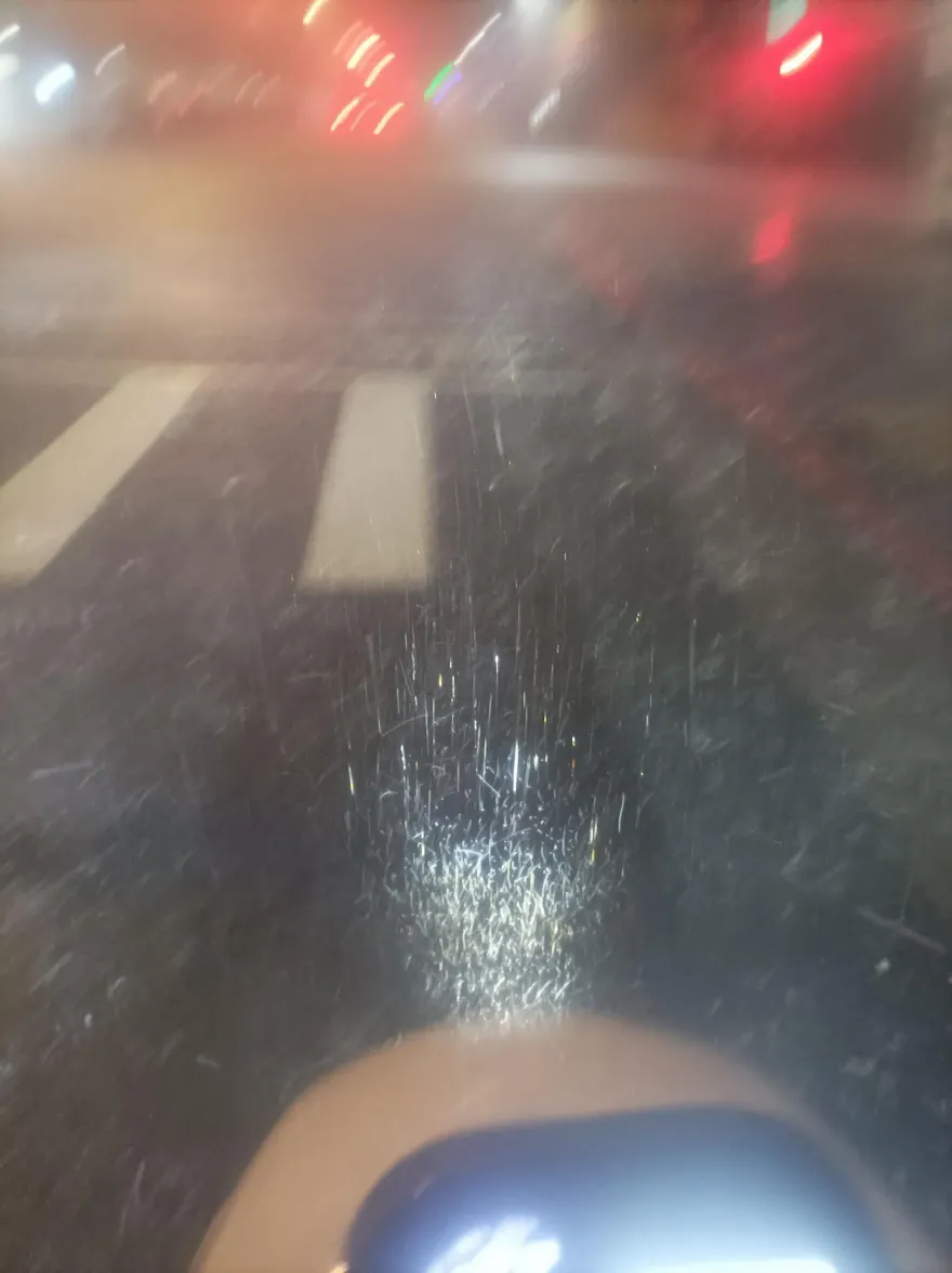 您的外送員正被冰雹蹂躪！　他遭砸喊逃命要緊：打到手會痛