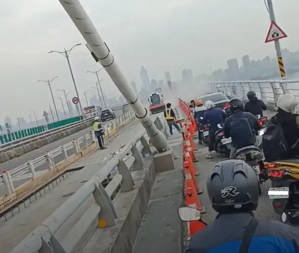 騎士氣炸！四輪大爺誤闖機車道　遇施工「卡住」尷尬了