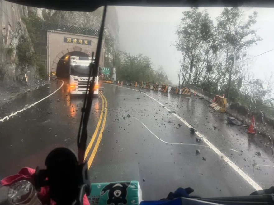 影/豪雨釀災！台9線崇德段爆雙向土石崩落　1小時清除完畢