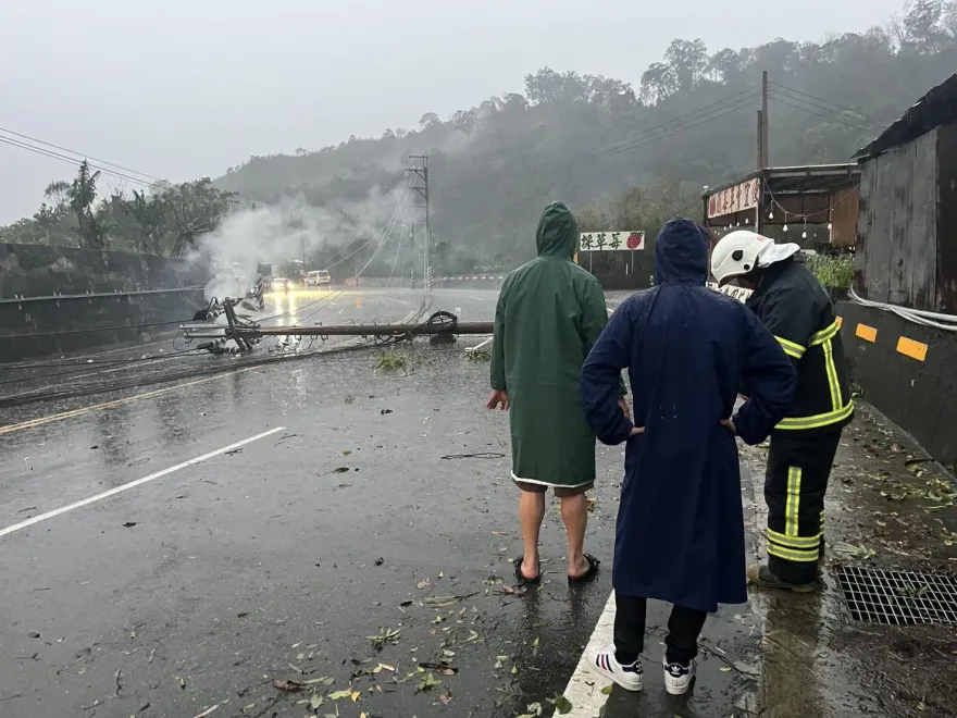 苗栗午後暴雨狂風！台三線弘法禪院電桿倒塌
