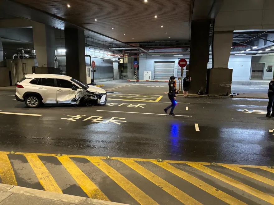 疑精神不濟自撞！女駕駛猛撞桃機柱子　車頭全爛幸輕傷