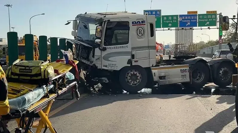 撞擊瞬間曝！國1聯結車撞分隔島激揚塵　車頭分離釀1死