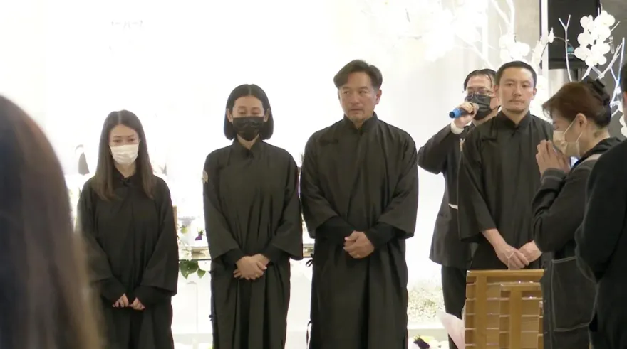 直擊/張震母告別式　張翰淚崩頻頻拭淚
