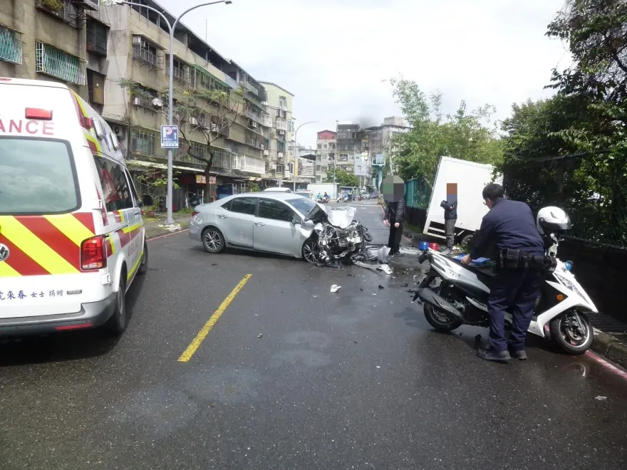 撞擊瞬間曝！新北小客車猛衝對向貨車　2車「下巴全毀」
