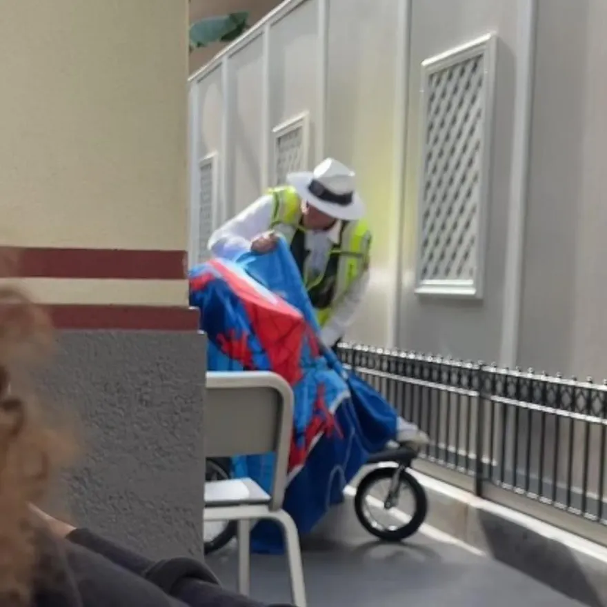 影/毯子在動！遊迪士尼「嬰兒車丟路邊」　超扯爸媽自己跑去玩