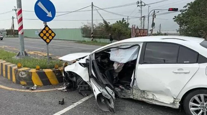 影/雲林男超車失控！車滑50公尺撞安全島雙腿截肢