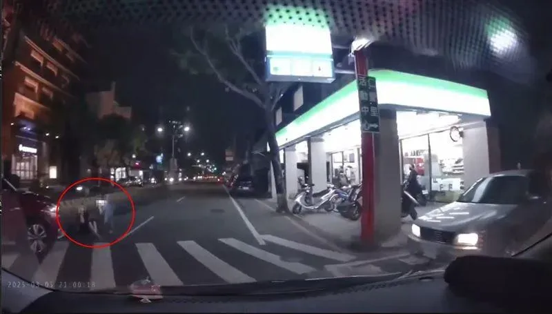 台南行人過馬路遭撞！倒地滑進車底　40歲肇事女罰吊照