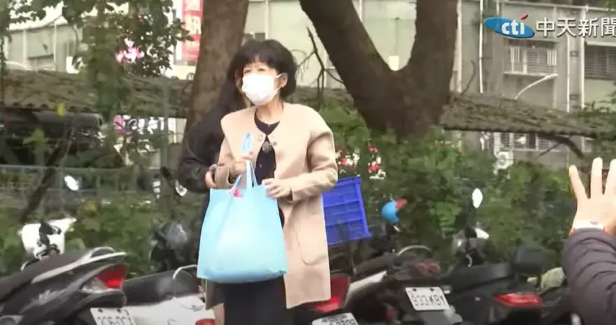 陳佩琪現身北所為柯文哲申請奔喪　盼讓他返家盡最後孝道
