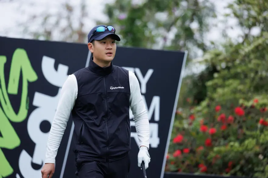 圓夢！周興哲與Jon Rahm打高爾夫球　眼冒愛心化身小迷弟