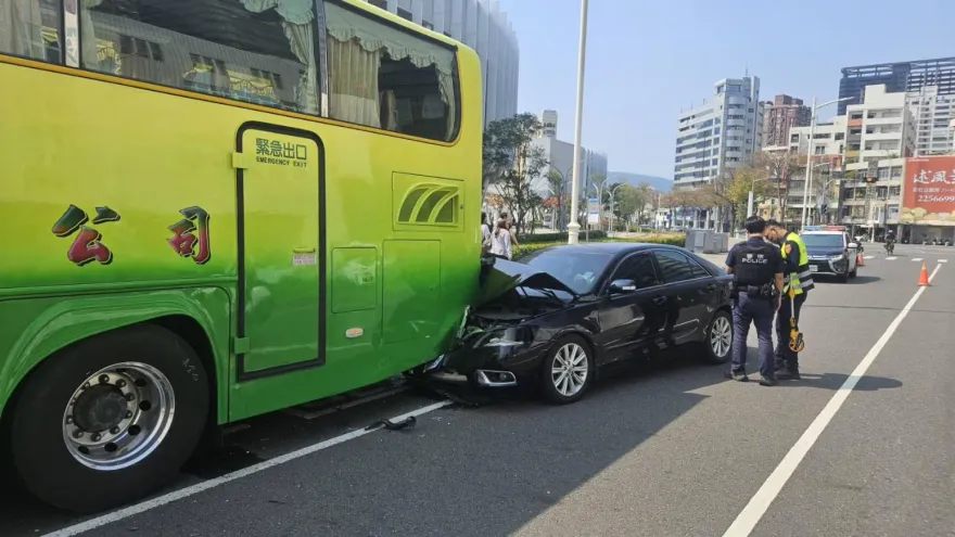 高雄女駕駛「不明原因」開車猛撞遊覽車　現場慘況曝光