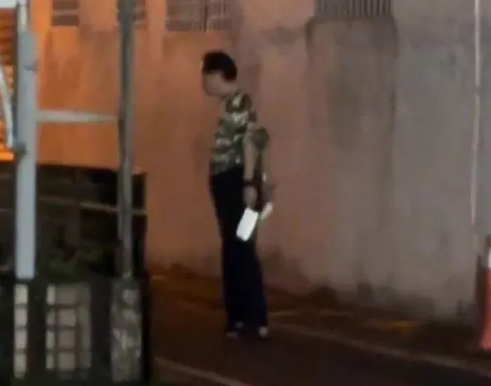 影/羅東夜市旁驚見「雙刀狂男」　大批警力包圍畫面曝