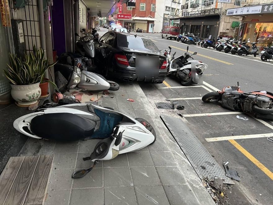 澎湖嚴重事故！14車撞一團、滿目瘡痍　現場直擊