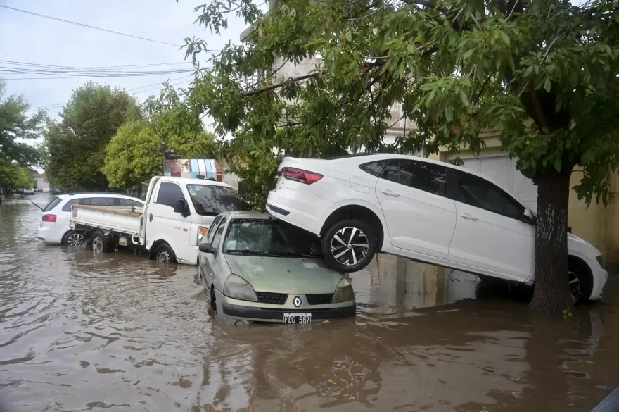影/一天內降下將近整年雨量！阿根廷港口城市被摧毁至少13死