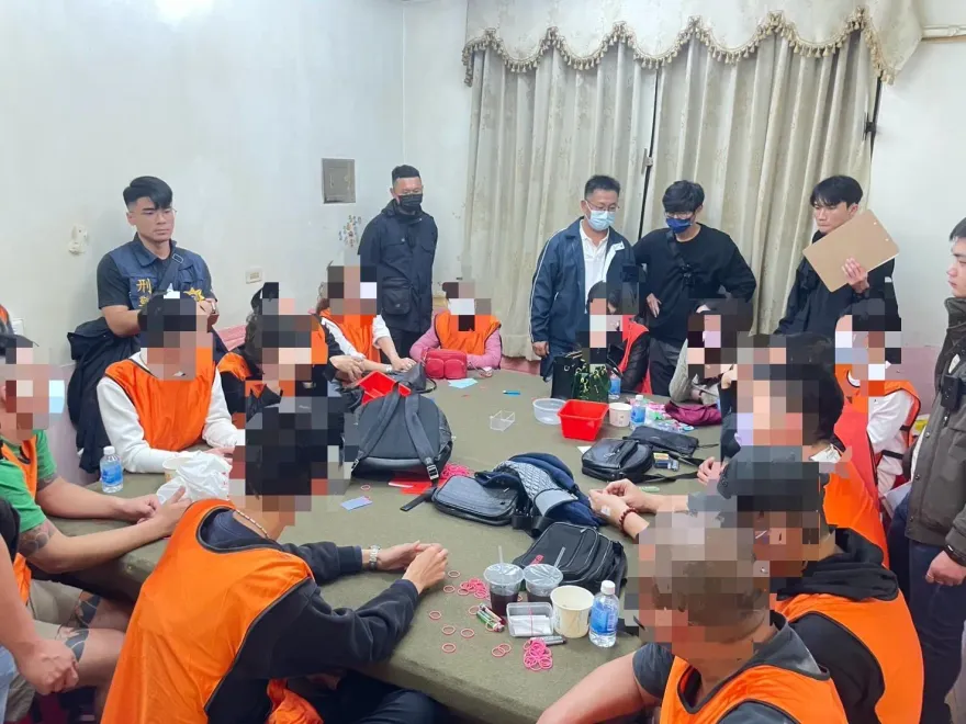 影/職業賭場隱身高雄民宅！警逮27人　賭客躲3樓桌下還是GG
