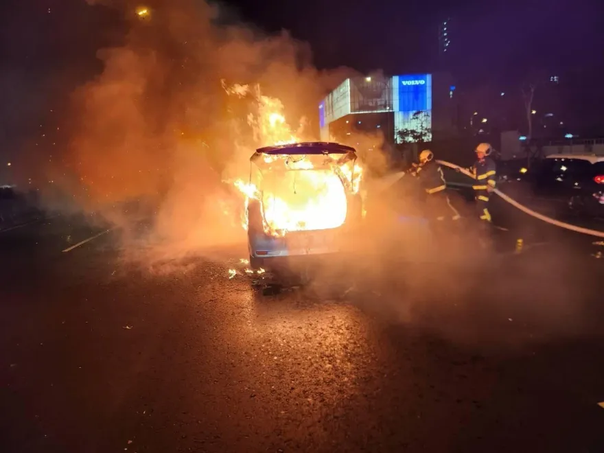 北市承德路6段等紅燈爆火球！　運將、乘客急跳車