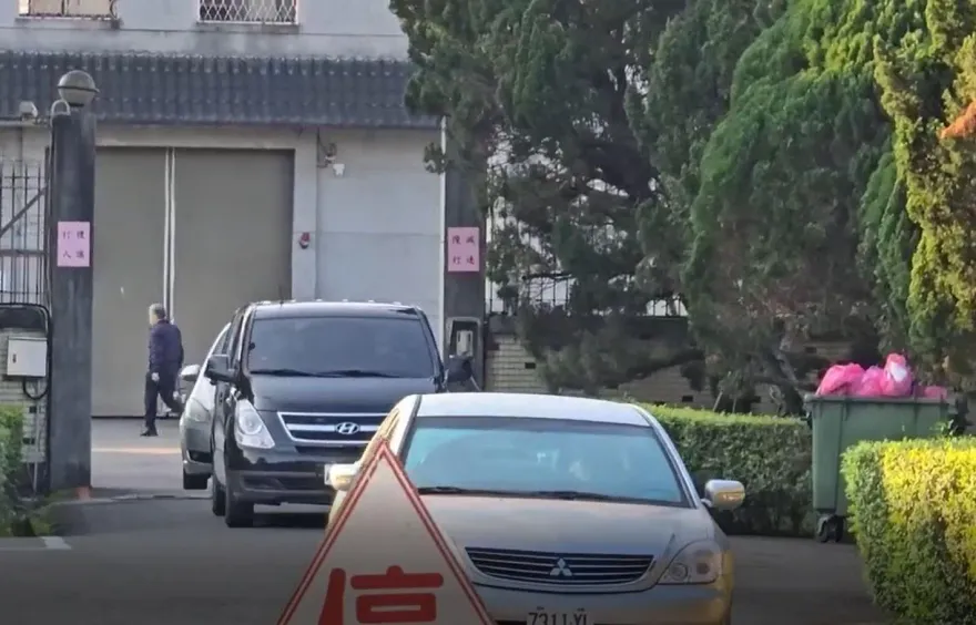 柯文哲奔喪遇塞車　送柯爸最後一程時間不斷流失在車陣中
